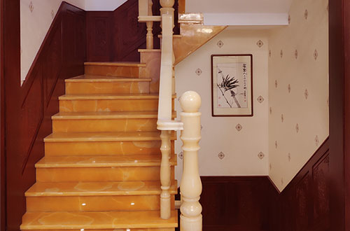 剑川中式别墅室内汉白玉石楼梯的定制安装装饰效果